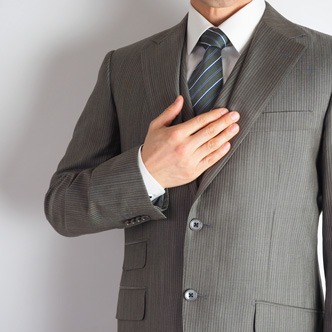 胸に手を当てて信頼を示す男性