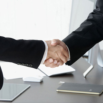 握手を交わす男性